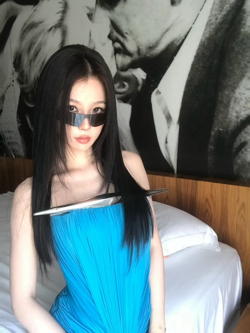 娱乐虞书欣戛纳15宫格虞书欣戛纳十五宫格plog黑长直好美