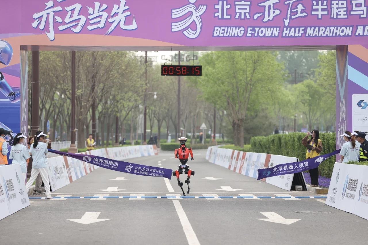 历史被改写！荣耀“闪电”机器人以50分26秒跑完21.097公里，不仅拿下机器人