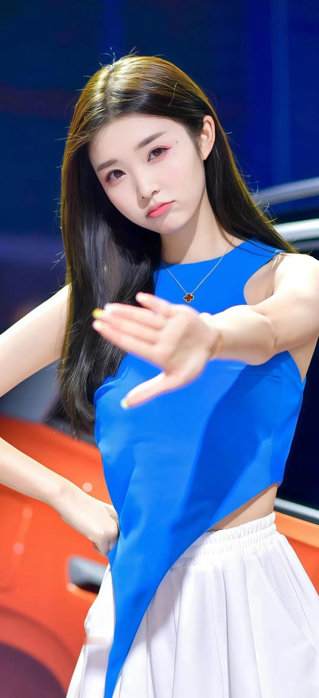 该说不说，这妮子年轻时候长得还行……