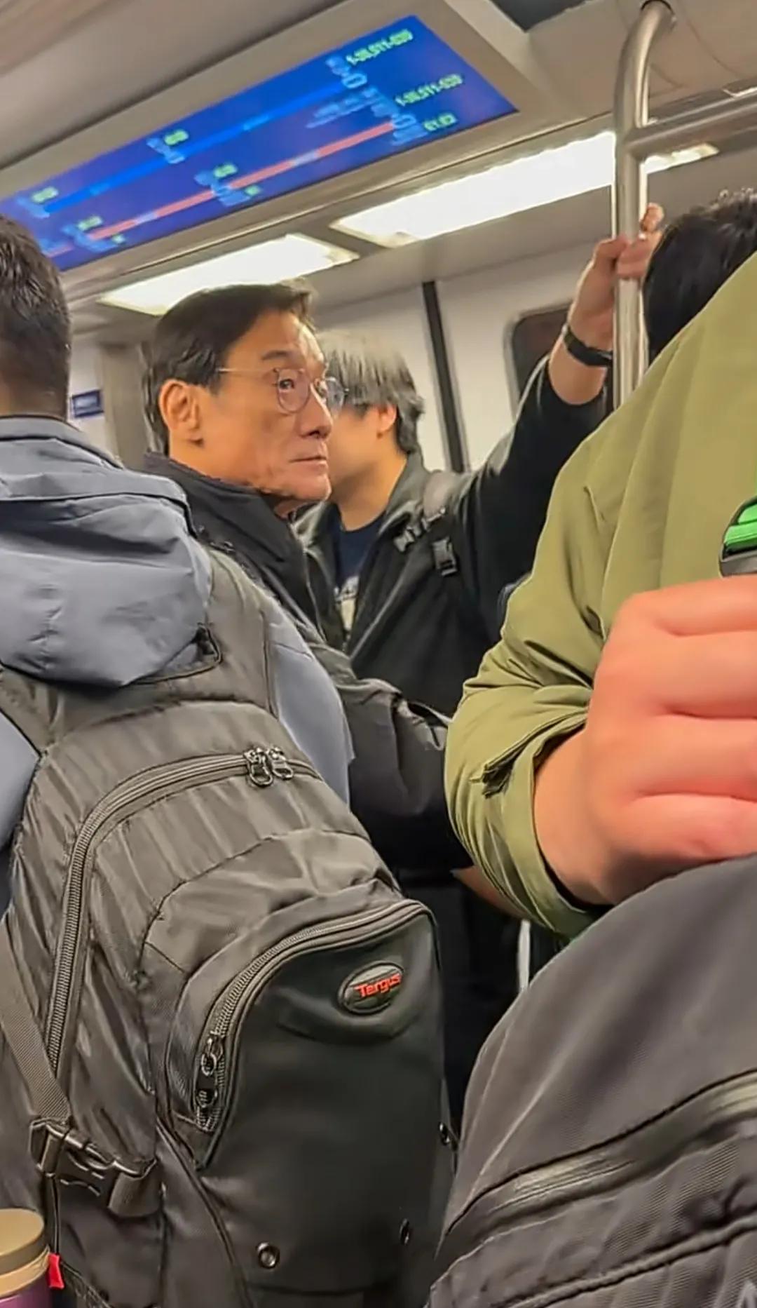 香港明星也太接地气了，梁家辉这样的大咖居然也坐地铁出行！4月4日，某网友在香港