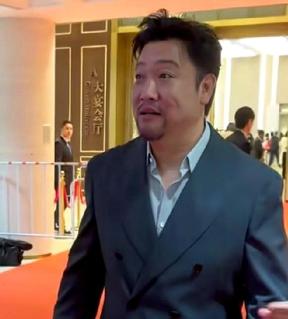 你敢信吗？跟你推杯换盏喝了半斤白酒的铁哥们，转头就用藏在菜单后的手机，把你1分