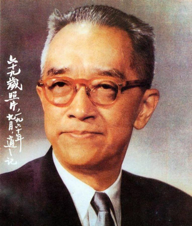 1955年，35岁的张爱玲和64岁的胡适在纽约街头相遇，看着同样落魄的胡适，张爱