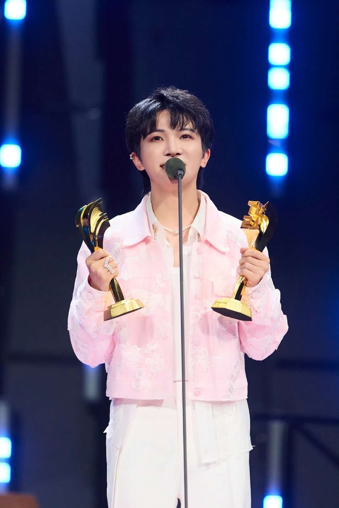 周深哼了两句薛之谦眼睛都瞪大了中国唱将周深这随口一哼，直接让《中国唱将》的舞台