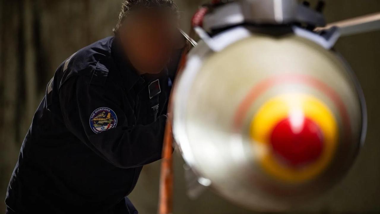 以色列F-16携带神秘炸弹！！！相关图片显示，两枚异常标记的2000磅GBU-