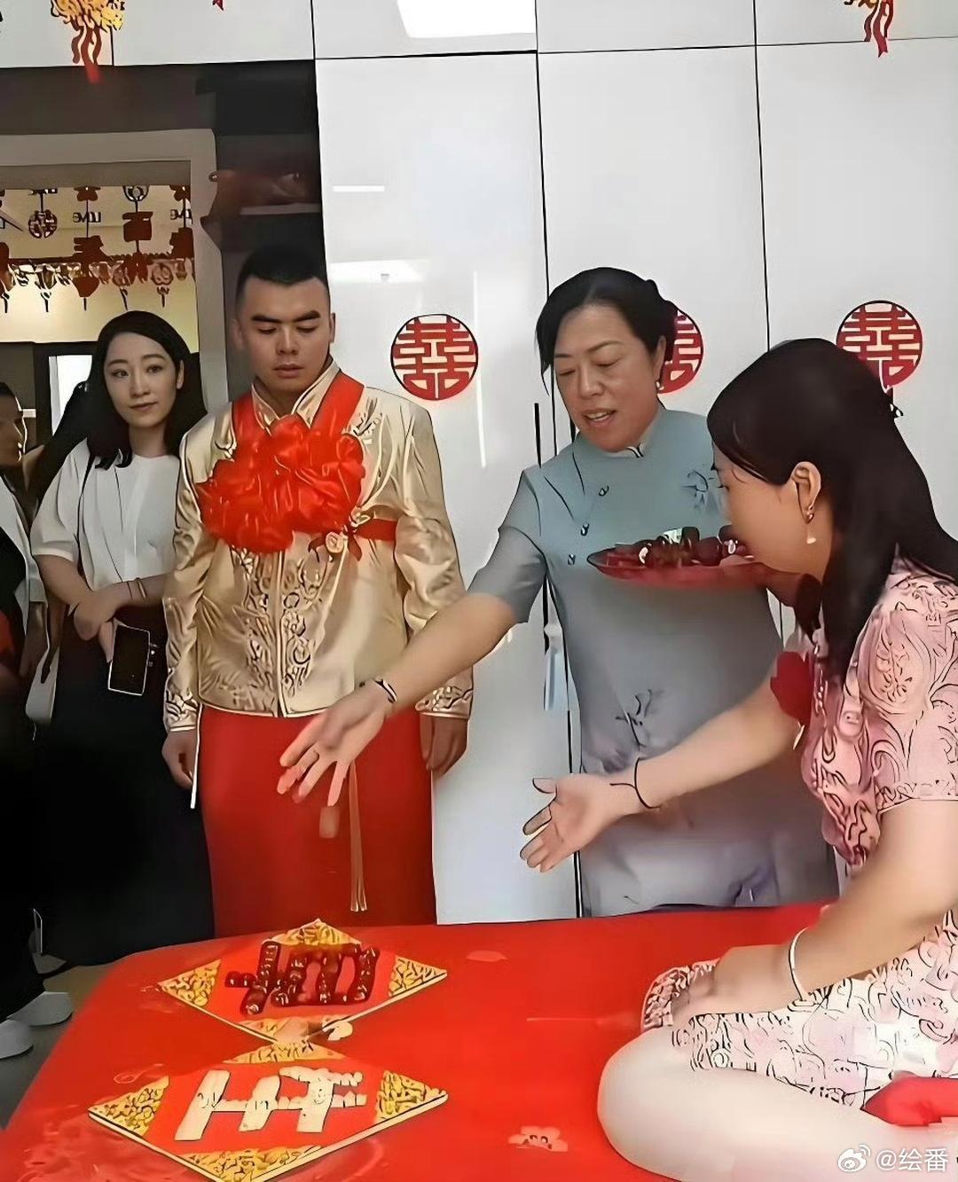 新娘看起来和婆婆年龄相仿，新郎脸直接黑了一点笑容也没有
