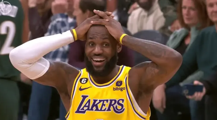 前NBA球员钱德勒-帕森斯在一档节目中谈到了勒布朗-詹姆斯。钱德勒先是反对了查