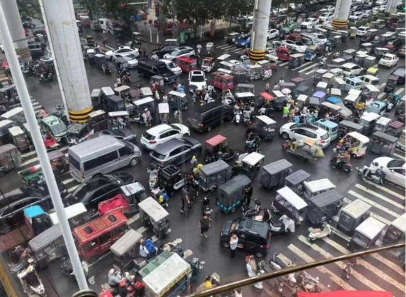 河南一哥郑州的街头，真是让人大吃一惊。这是一座省会该有的样子吗？老头乐遍地，而