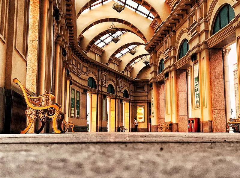 哈工大的“暖廊”最近可太火了，网友都被这硬核操作惊艳到。哈尔滨冬季能低至零下30