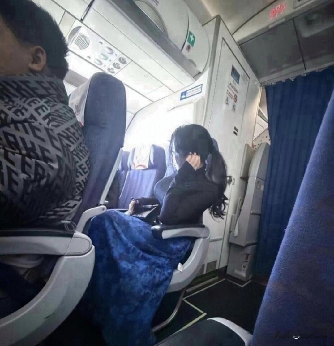 出差路上遇到的，忽然觉得，真正贵妇骨子里的贵气不是模仿而来的，是发自自身的。