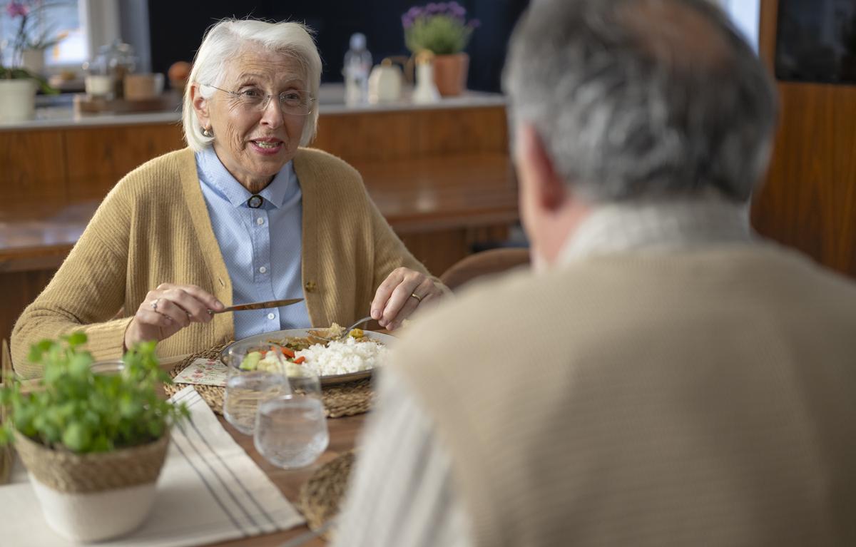 “吃饭八分饱”错了?医生建议:过了60岁，吃饭要尽量做到这4点某老年病科数据显