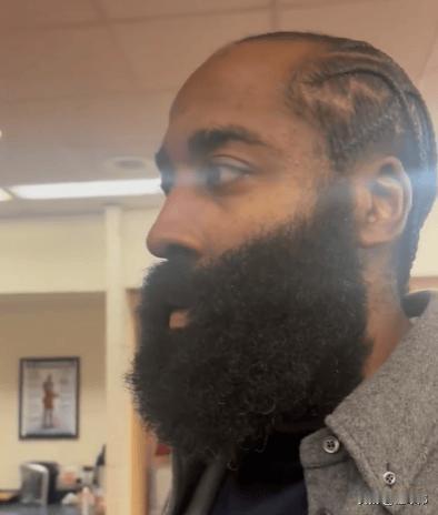 哈登羡慕了！哈登谈火箭阵容：“申京和阿门，以及史密斯。”“他们的成长速度