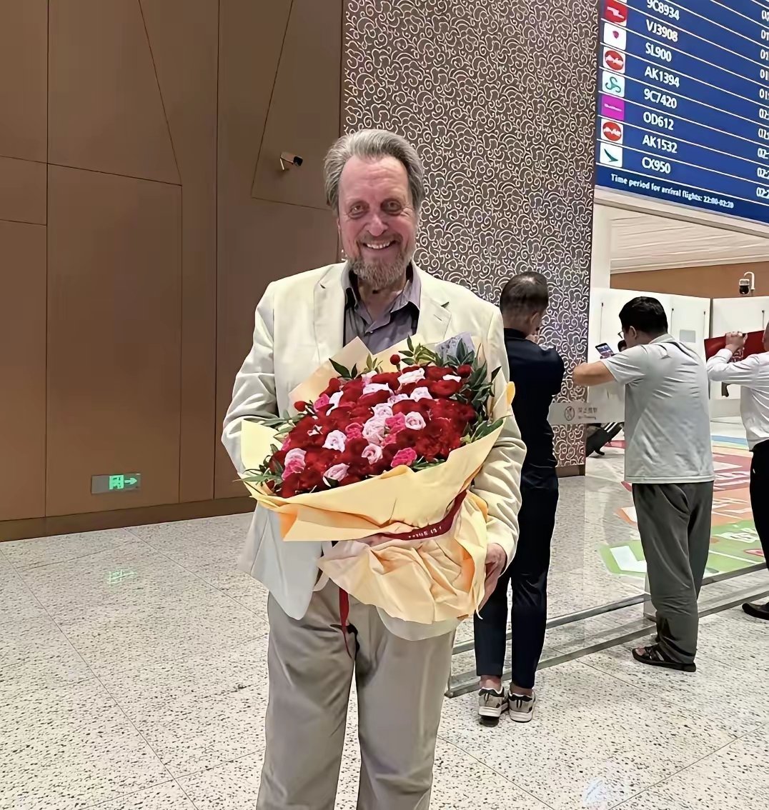 马斯克80岁父亲现身中国广东，满脸络腮胡，黑眼圈很重，跟马斯克共用一张脸，直接入乡随俗去按脚了​​
