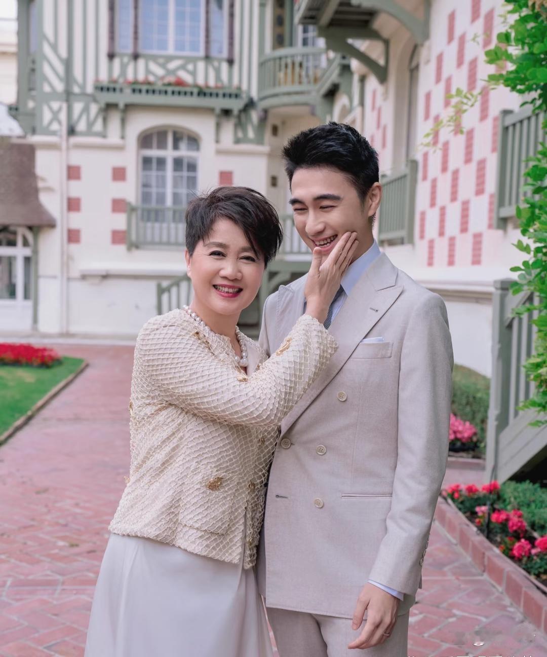 奚梦瑶‍‏和何猷君在法国补办婚‎‌礼‌⁠的照片曝‏光啦‌！两‌⁠个小朋友‎‏身‍高真的很‌优‎‎﻿越