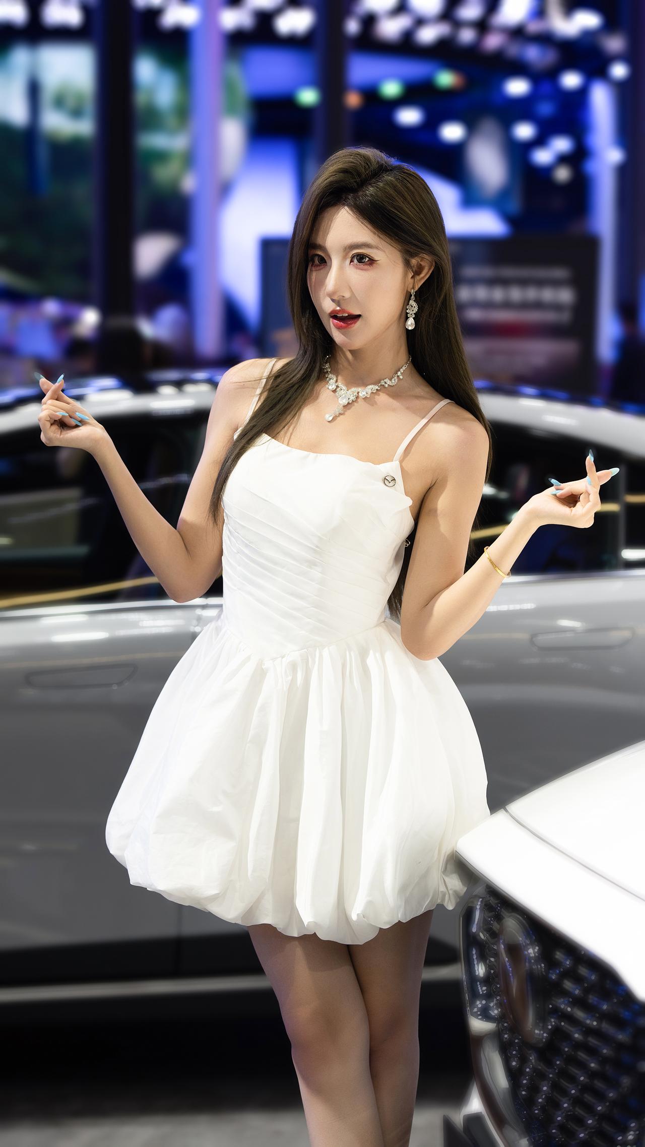 车模美女成都车展车展现场清纯美女肤白貌美小李不吃姜