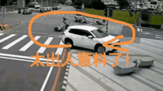 这样的人也敢开车上路，简直是马路杀手，怎么拿到的驾照，看热闹不嫌事大，终于知道好