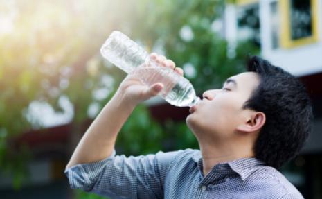 3月16号，吉林四平，男子在外卖平台点了一箱12瓶的水，到手他咕咚咕咚连喝5瓶，