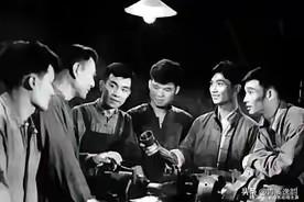 1940年，打入日伪内部的刘人寿，正用电台给党组织发报，几名日军突然冲了进来，他