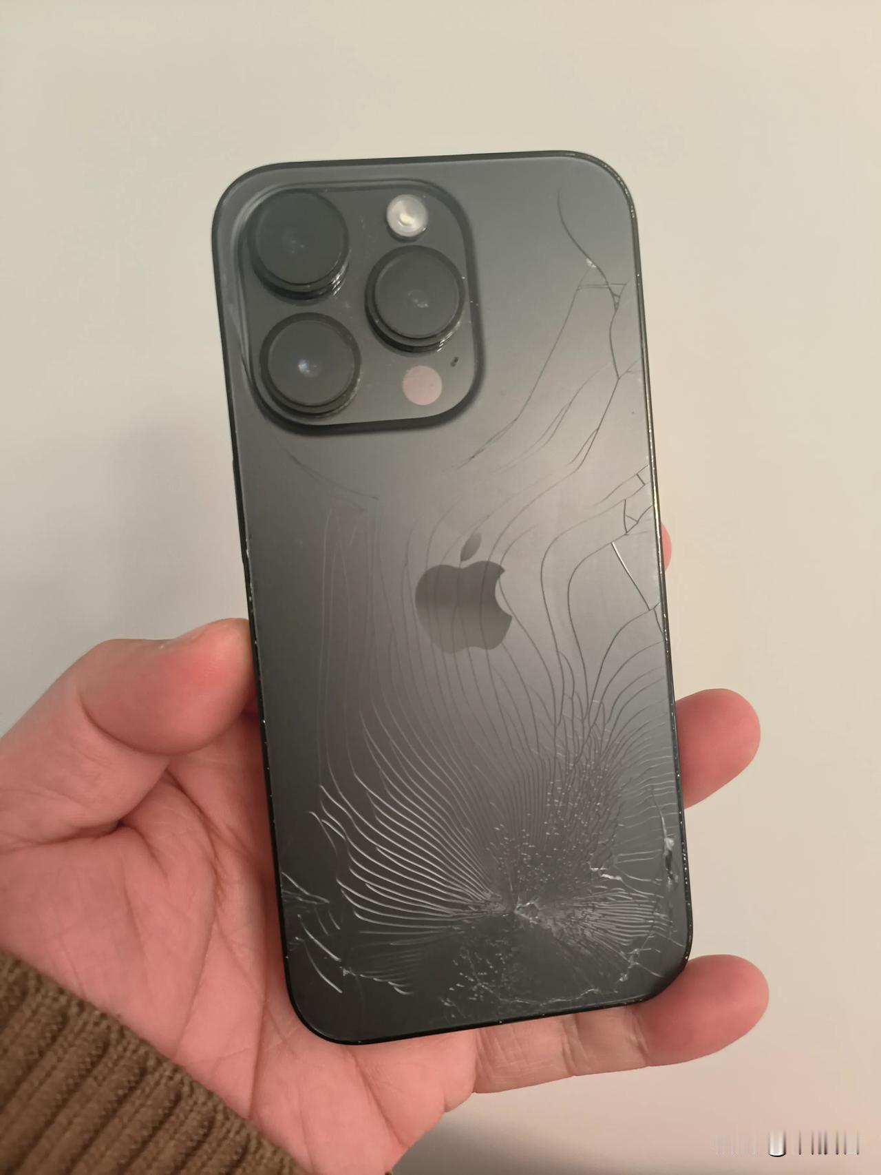 骑自行车不小心把手机从兜里掉出来了，背板玻璃直接摔碎了，iPhone14Pr