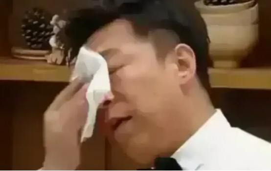 百亿影帝黄渤，把亲父送进养老院，主持人问他：“您年收入过亿，为什么把老年