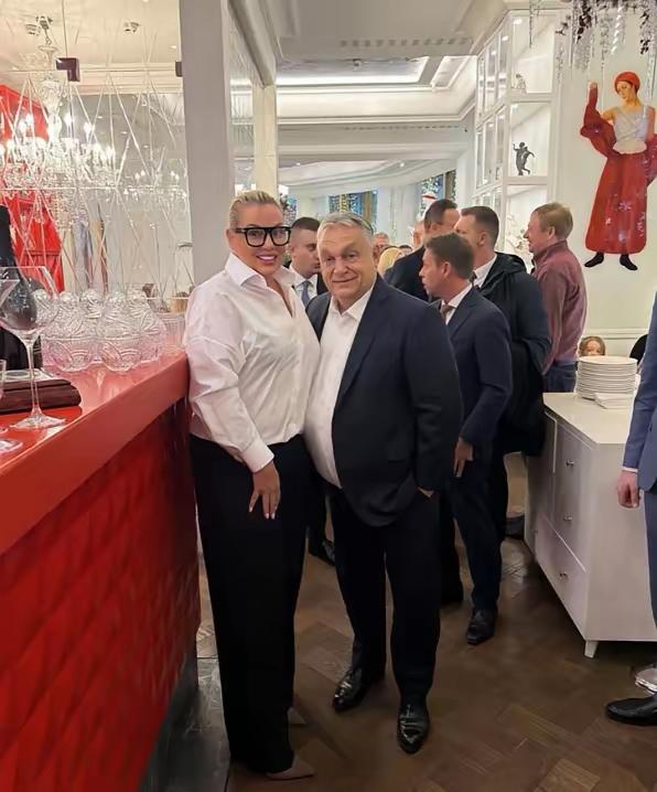 这张相片拍摄是不是有点问题？欧尔班旁边的人应该是位女士，他们两个怎么胸贴胸的？