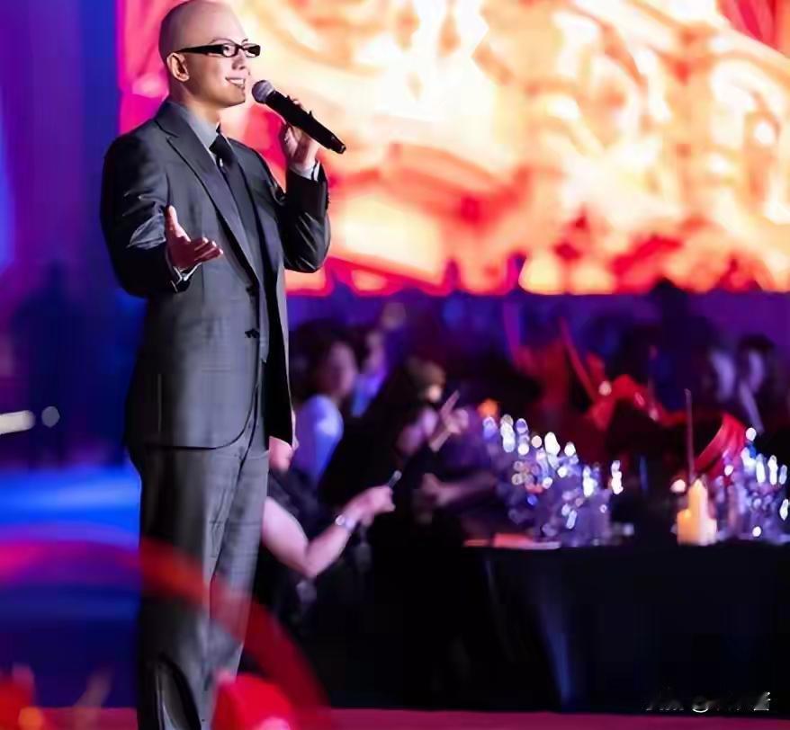 从春晚顶流到破产被告，这位国民歌手只用了“一夜”。那个在央视舞台上唱歌的人，