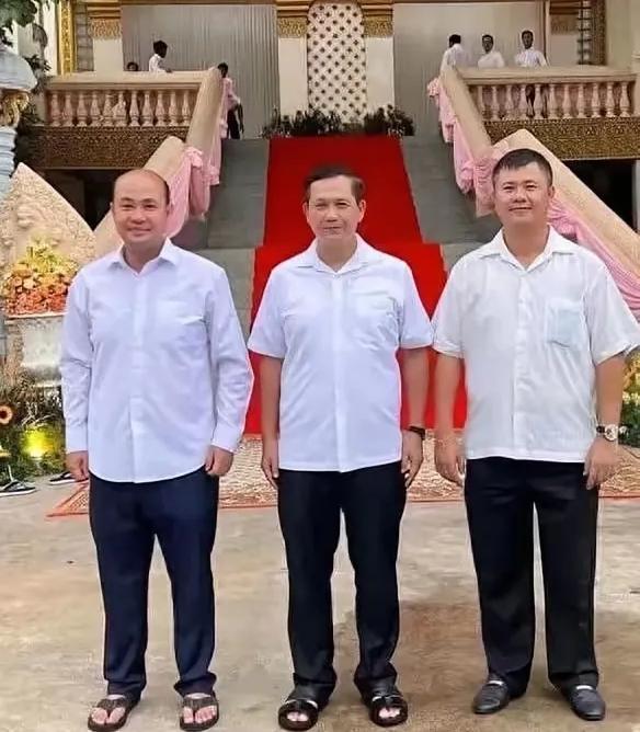 别再去猜洪森到底是心向着谁了，嘴上说的都是虚的，看看人家把孩子往哪送，这事儿不就