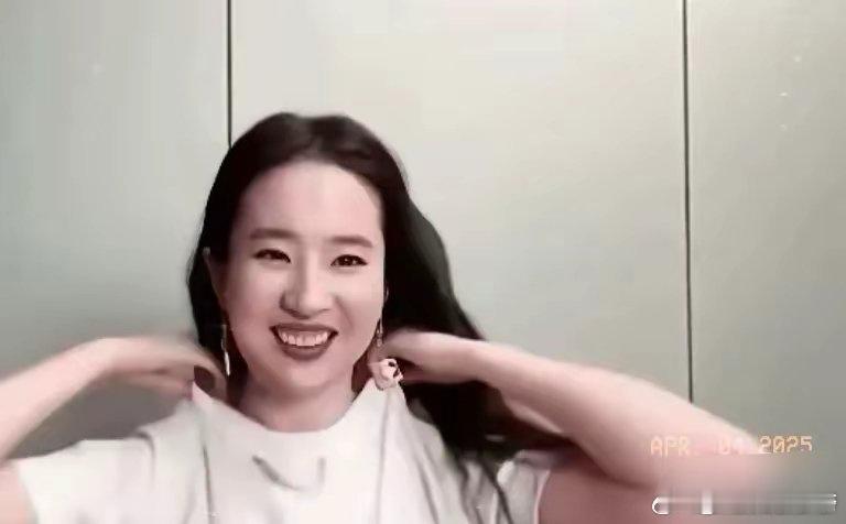 亦菲最新近照，这还是你们的神仙姐姐吗？​​​