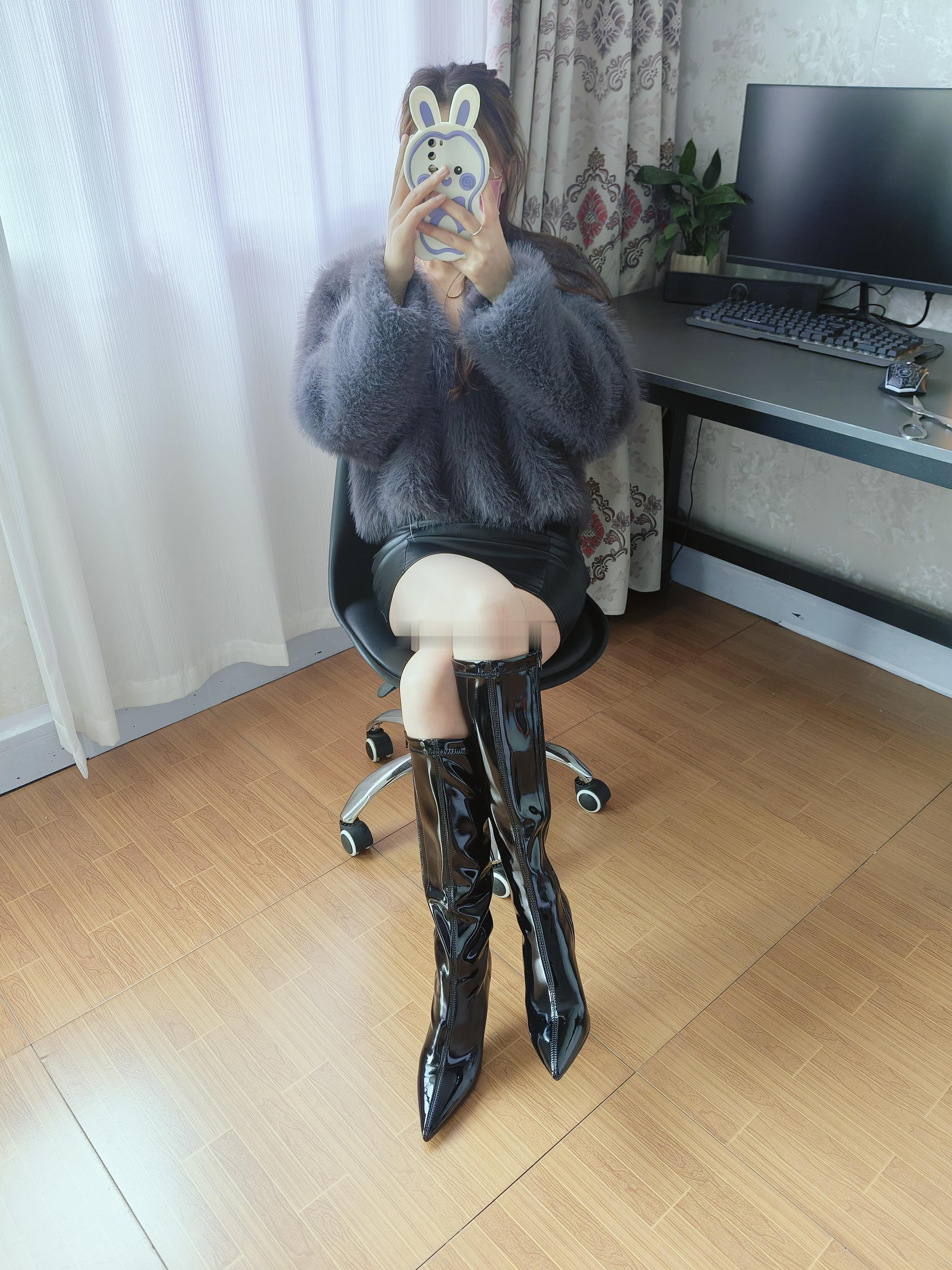 今日穿搭：毛绒外套配黑色长靴，保暖又时髦。