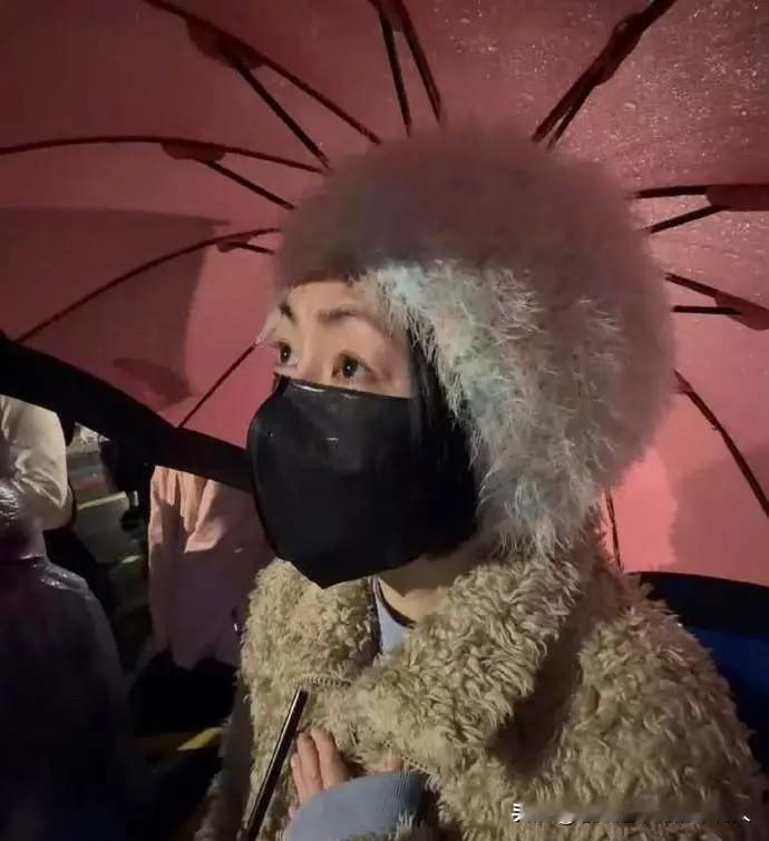 小S这一举动，确实被不少网友“猜中”了。跨年夜，小S除了晒照，还在社交平台隔