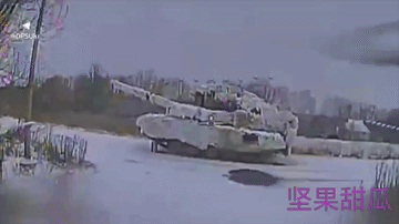 这就是坦克的意义，乌军发布视频，打击俄军的T80刺猬坦克，在多架FPV连续的打击