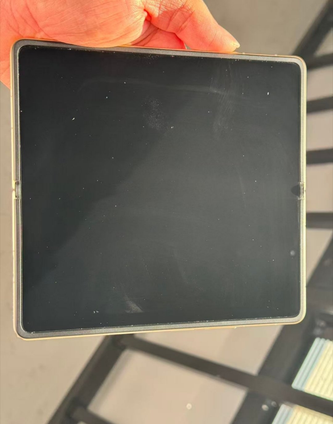 好家伙，荣耀MagicV6真的一展平洋！这根本肉眼看不到折痕。配上耀子高强的独