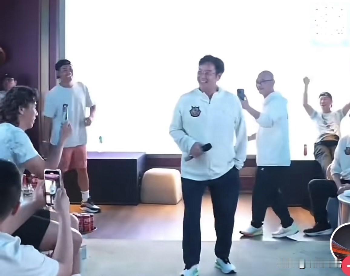 谭校长就是谭校长，啊麟就是啊麟！请允许我也这样称呼一次谭咏麟先生！都75岁了
