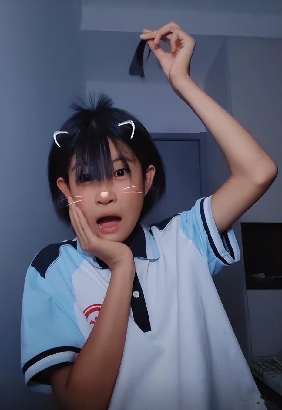 10后“呆毛发型”取代了“鲶鱼须”新流行发型。近日，“10后”学生群体中流行