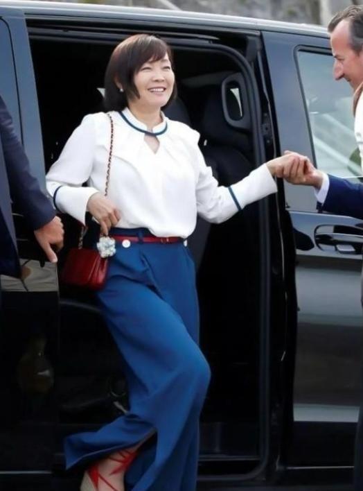 安倍估计要气活过来了。真的。他老婆安倍昭惠，在他走后，活得那叫一个风生水起。别的