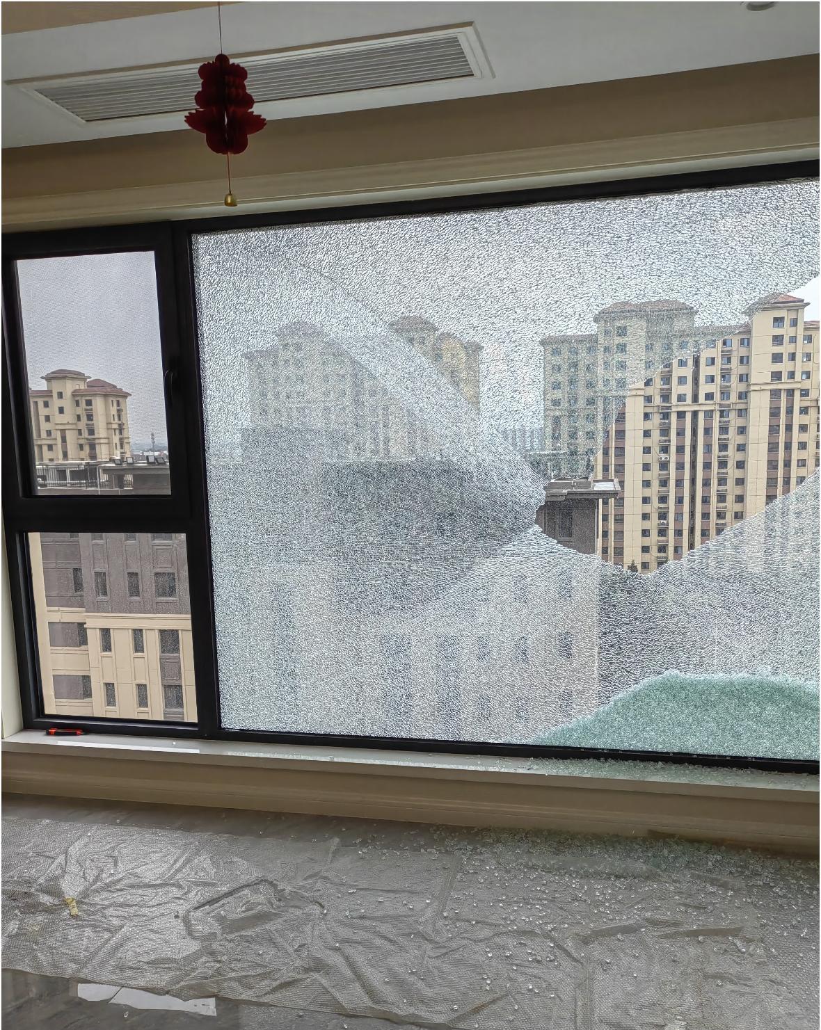 落地窗三年爆两次，至今不知道什么原因？反正是后悔了，赔钱货[捂脸哭][捂脸哭][捂脸