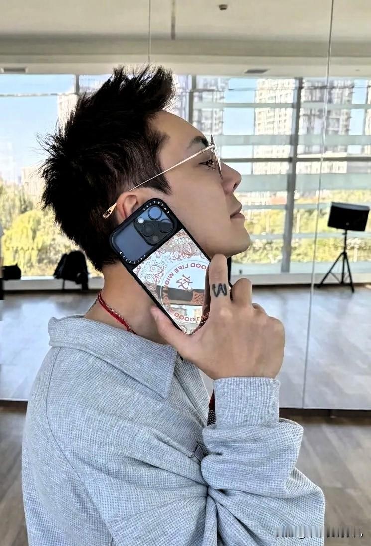 这下好了,全网人民都知道了,陈伟霆一直用16款手机,网传他壳是17款的,大