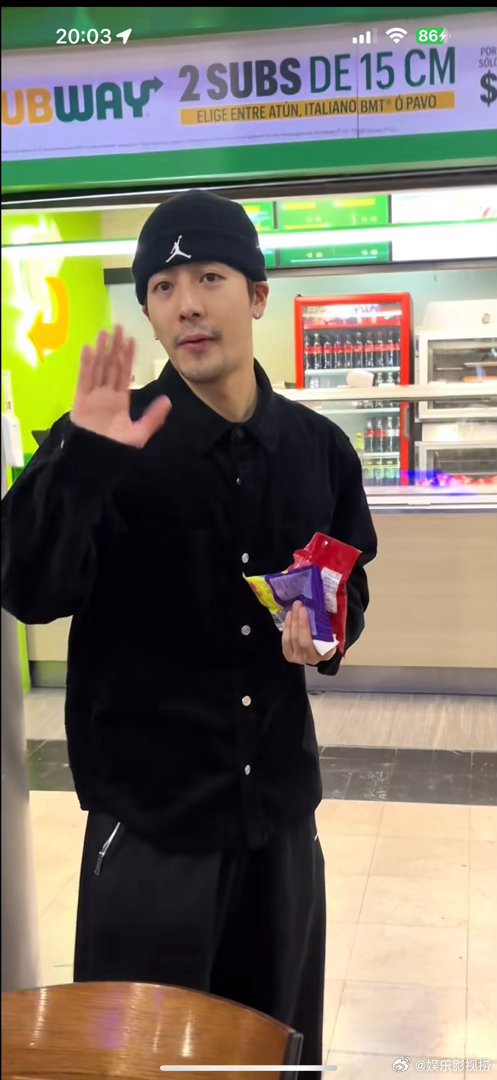 谁能认出来这是王嘉尔没认出素颜的王嘉尔王嘉尔素颜被偶遇，第一眼真没认出来。脸上