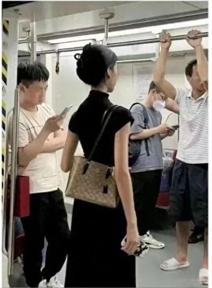 这站姿，一看就是练家子，气质拉满
