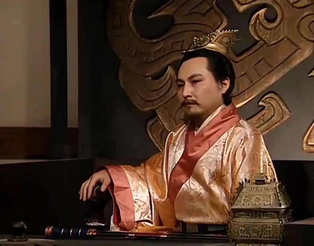 曹操当年被董卓部将徐荣追杀，眼看就要没命，是曹洪把自己的战马让了出来，说了一句流