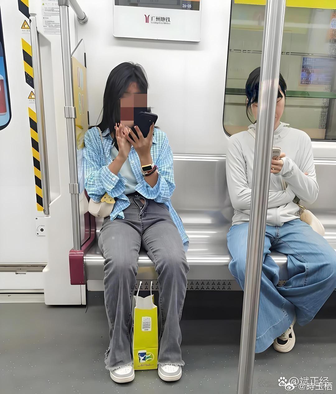 在地铁遇到一个姑娘，要不要过去提醒她，好纠结，在线等建议！​​​