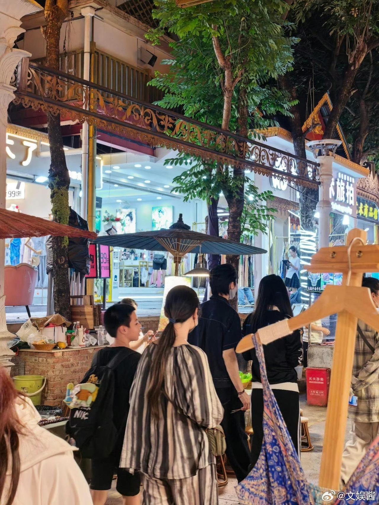 网友在西双版纳夜市偶遇向佐和郭碧婷，褪去镜头前的明星光环，二人丝毫没有架子。不