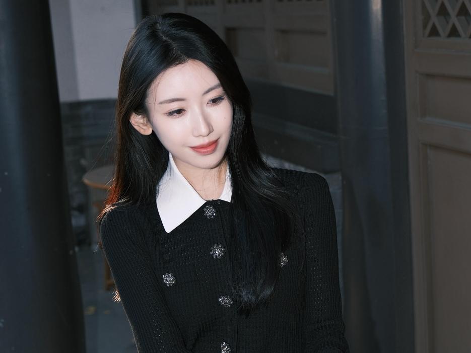 行香子·庭隅晴影作者Ⅰ朱珠庭柱凝乌，格窗雕菱。正晴光、斜洒阶庭。黑衫裁