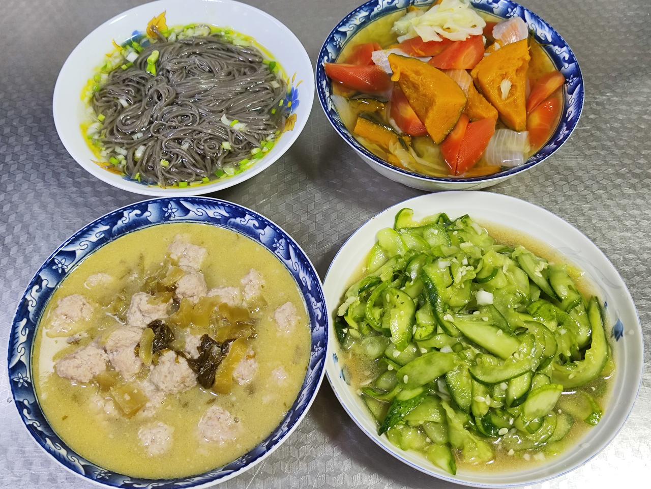 5月24日的午餐，简简单单四样。一碗清爽的荞麦面，撒上葱花，吃着不油腻；南瓜胡萝