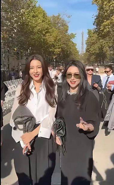 这两个美女同框谁最美丽一目了然，朱珠是纯天然美女，看着舒服养眼。自然大方不做作，