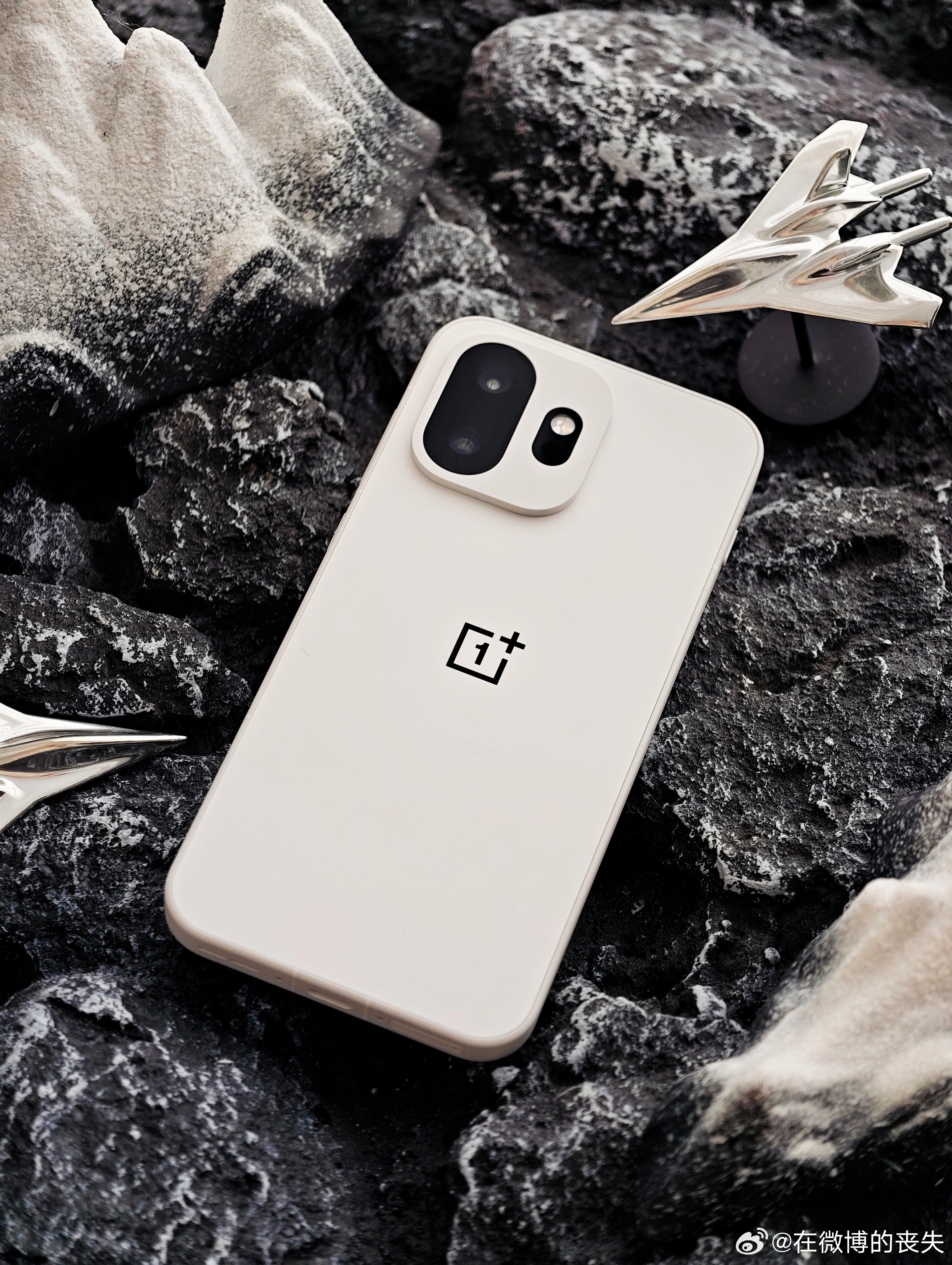 一加15T上手把玩了一下，小屏+7500毫安时大电池用起来太震撼了，游戏+刷视频