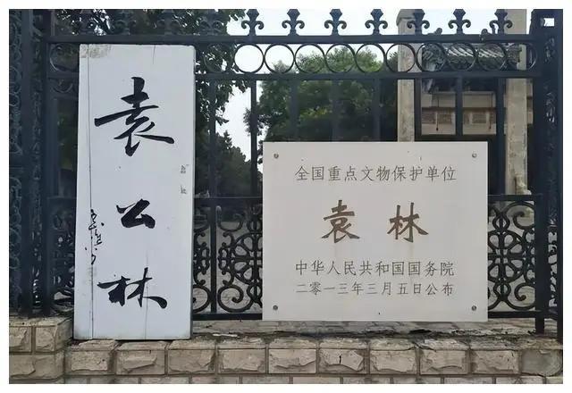 中南海居仁堂的灯火灰暗，值守医生在探鼻息、摸脉搏，确认大总统离世后，唤醒已熟睡的