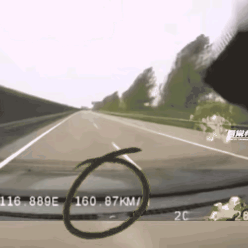 一起惨烈的车祸，司机犯了两个错误：一、在只有两车道的高速上，速度达到161千米每