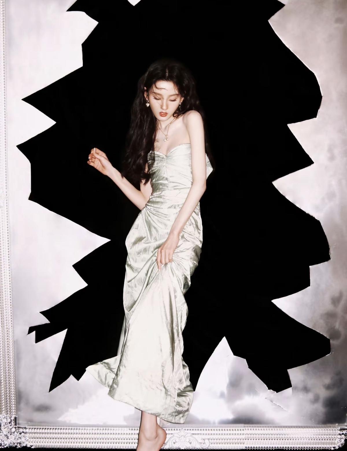 宋祖儿把“少女感”焊在了身上！抹胸礼服自带复古质感[比心]大波浪卷发配灵动眼神，
