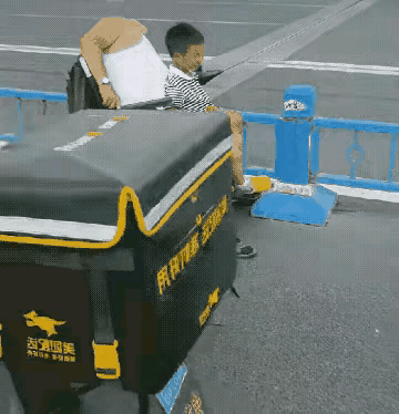 冬日生活打卡季画面中爷爷带孙子，估计爷爷心脏不好突发状况，来往过路的人，没有一个