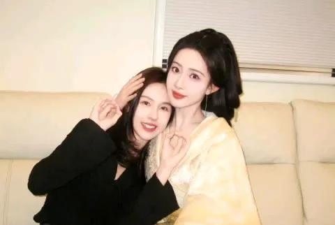 陈都灵探班孟子义，美女贴贴#孟子义##陈都灵#